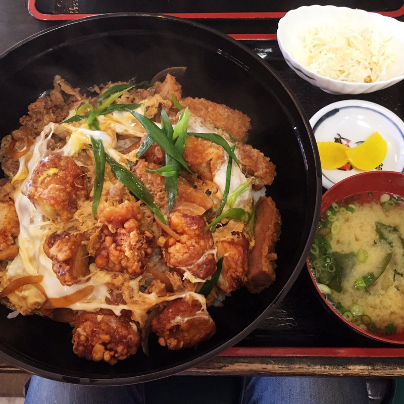 ゴジラ丼(みそ汁、サラダ付き)(官兵衛うどん)