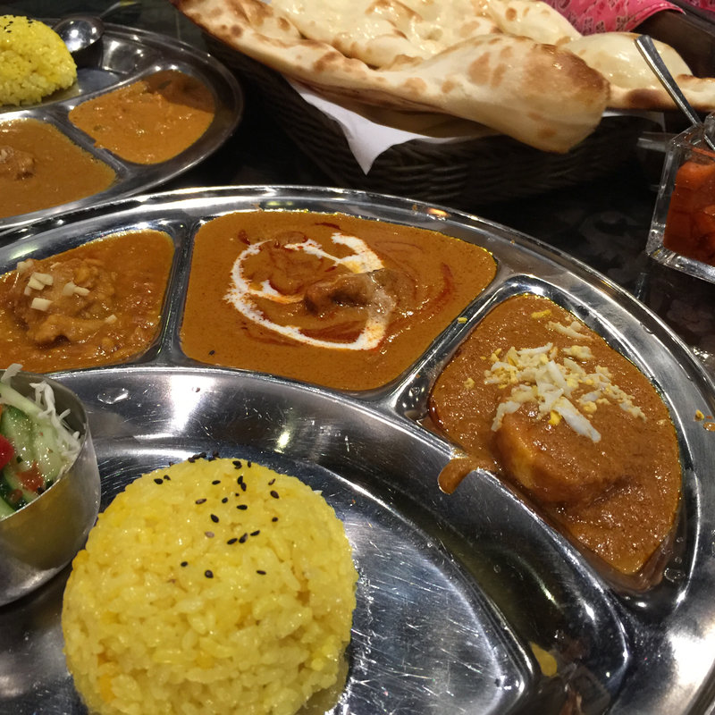 ターリーBセット(豆とチキン、バターチキン、エッグカレー)(インドカレーの店 神戸 アールティー 新長田店)