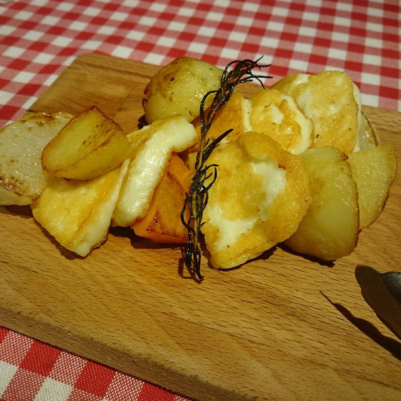 ハルミチーズのステーキ(Wine Qushe ワインキュシェ)