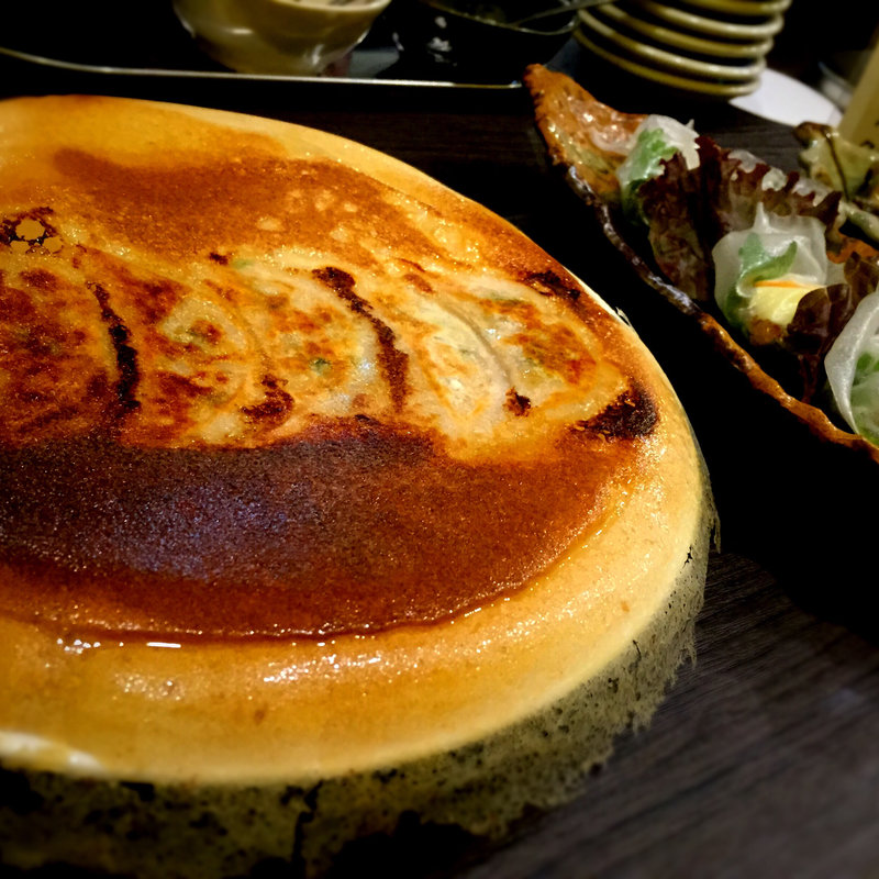 黒豚餃子と生餃子(餃子の餃子 （ギョウザノギョウコ）)