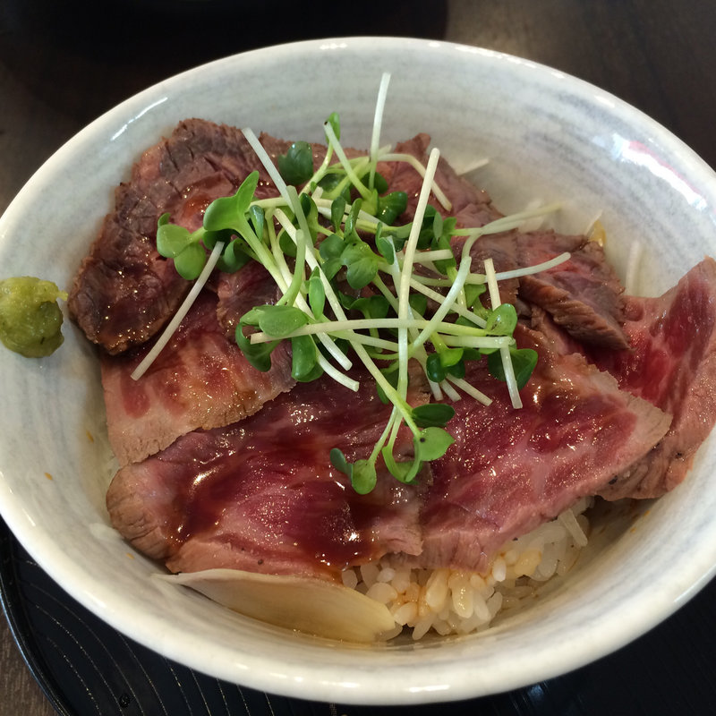 和牛の炙り丼(カフェ＆ダイニング Rocco Rocco （ロッコロッコ）)