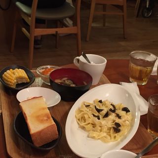 黒トリュフのカルボナーラ(一歩一歩のカフェ食堂)