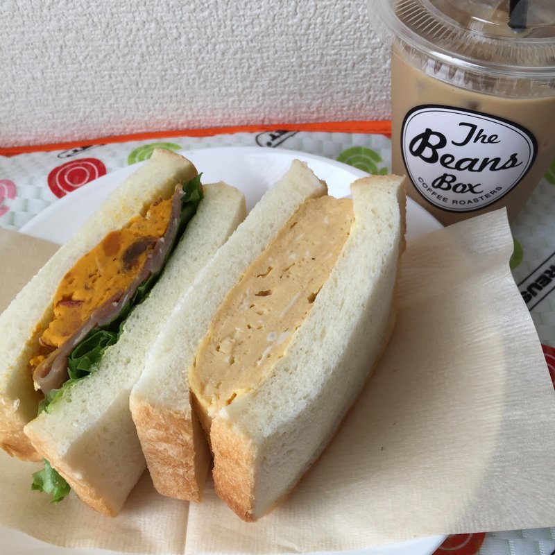 出し巻きタマゴサンドとカボチャの生ハムサンド(TheBeansBox)