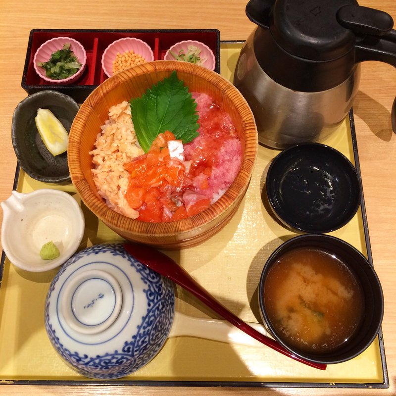 サーモンとまぐろのおひつごはんと純輝鶏の唐揚げセット(SHIROKU)