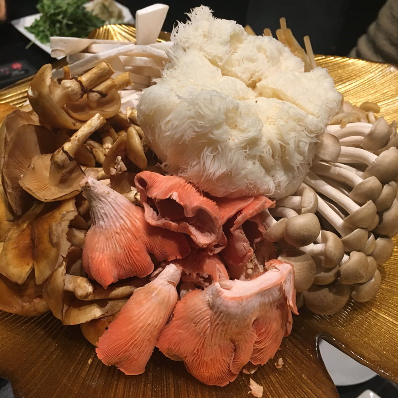 地鶏鍋(御膳房 銀座店 （中国雲南料理、雲南キノコ火鍋専門店）)