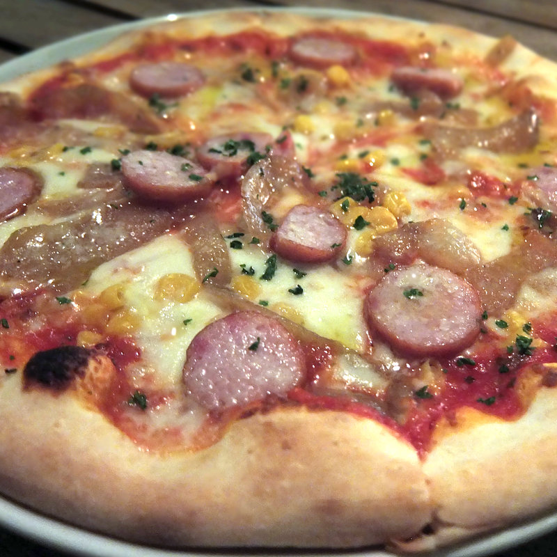 ソーセージ、コーン、モッツァレラチーズ、トマトソースのピザ Mサイズ(T.Y.HARBOR)