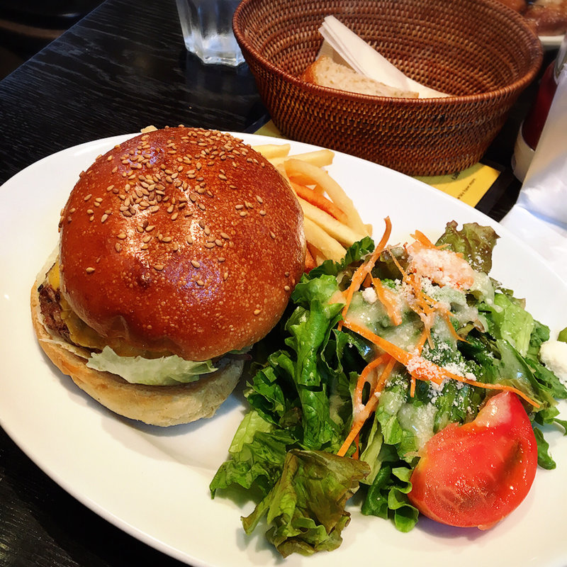 牛100%パティのハンバーガー(土日限定)(ブレッド＆タパス沢村 広尾店)