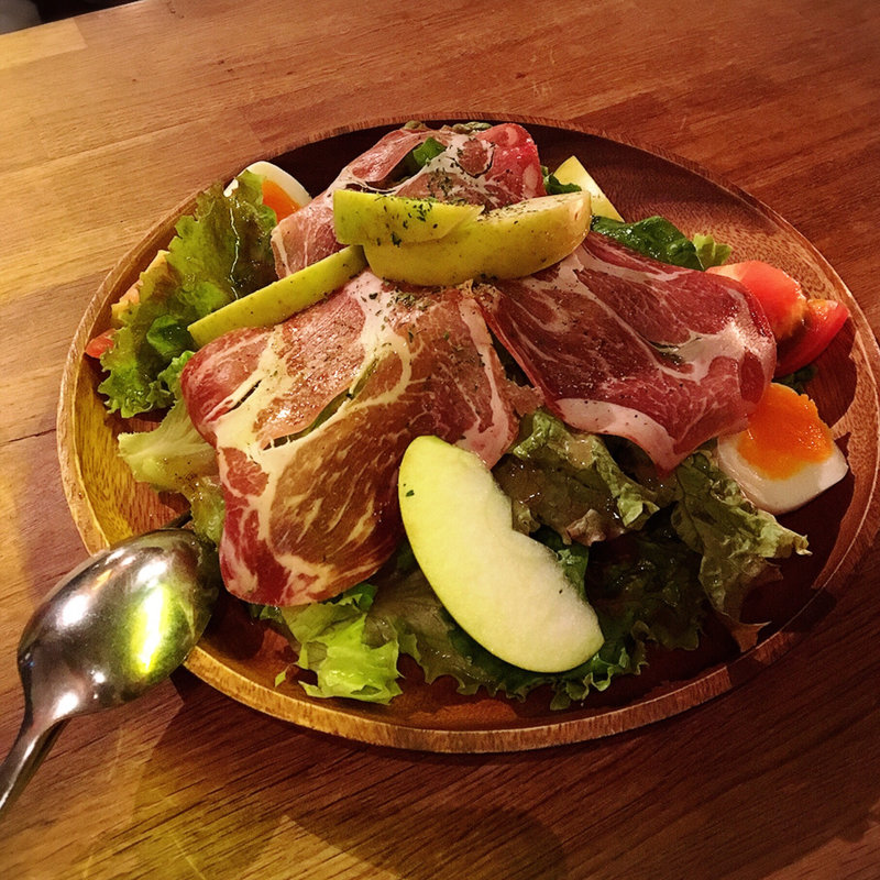 コッパ・ディ・パルマとりんごのリーフサラダ(ニド・カフェ （Nid CAFE）)