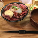 ローストビーフ丼(にくきゅう )