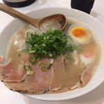 超濃厚鶏白湯新鮮鶏のレアチャーシュー麺