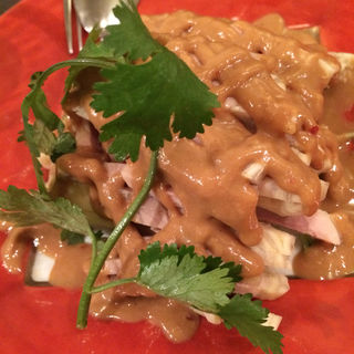 蒸し鶏肉の胡麻辛みソースがけ(孫 阿佐ヶ谷店)