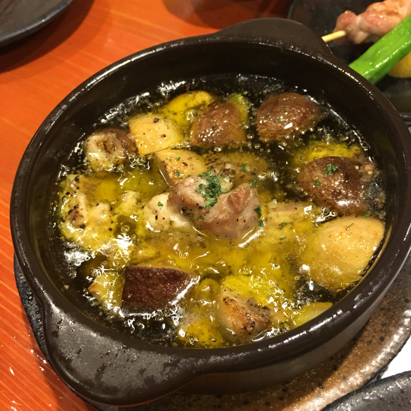 鶏とキノコのアヒージョ(地鶏炭火焼　鶏扱説明所 学園前店 )