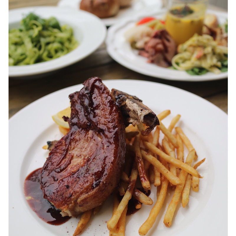 ポークチョップジンジャー 骨付き豚ロースのロースト(RH Cafe 二子玉川店 （アールエイチカフェ）)