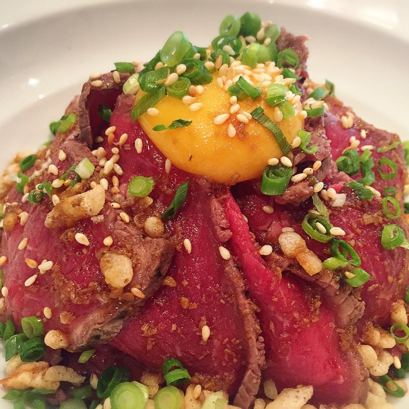 牧草牛たたき丼(焼鳥 焼牛 健)