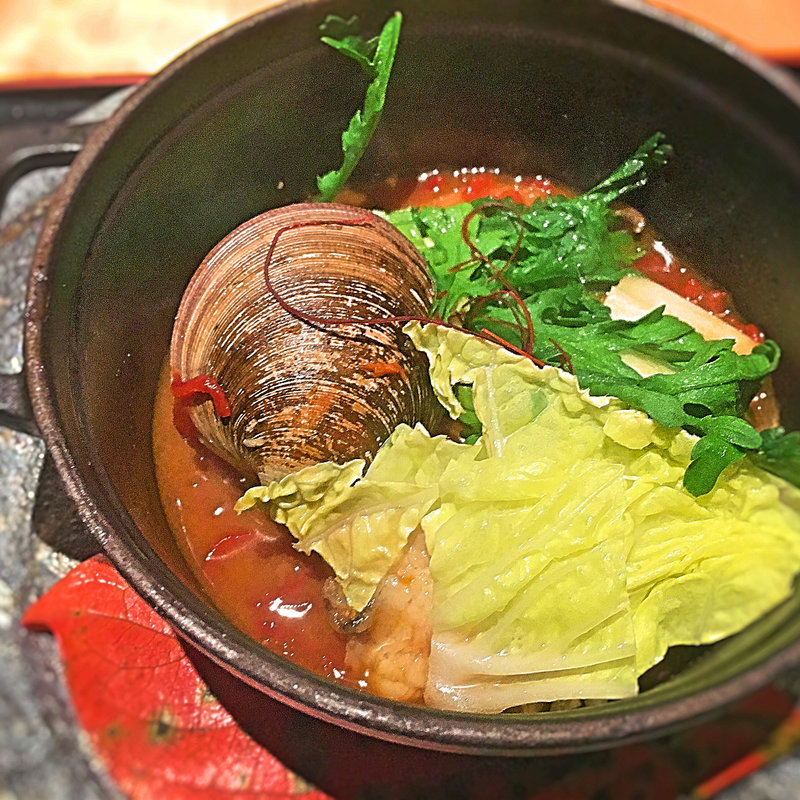 アンコウと沖しじみのバスク風スープ鍋(キャーヴ ドゥ ギャマン エ ハナレ （Cave de Gamin et Hanare）)