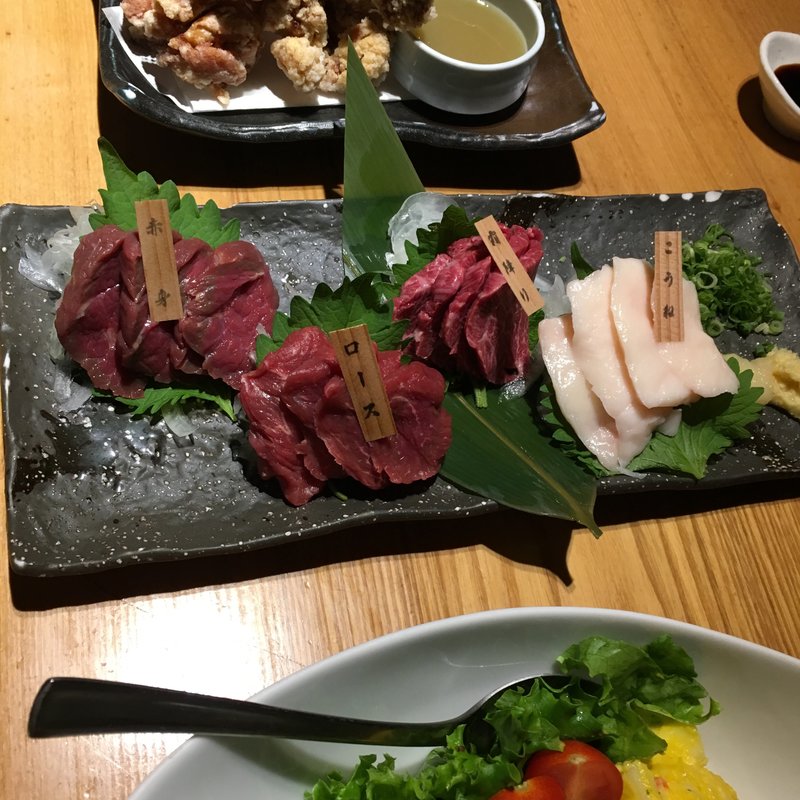 馬刺し4種盛り合わせ(黒豚・鮮魚 芋蔵 焼酎)