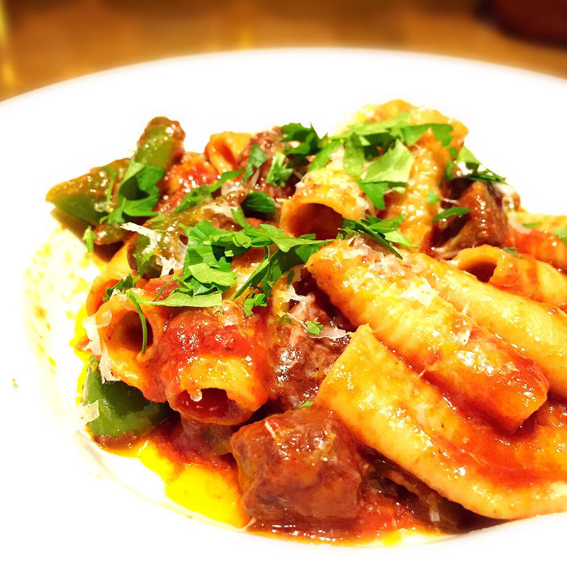 牛肉と万願寺唐辛子のラグーソース 自家製リガトーニ(CUJORL)