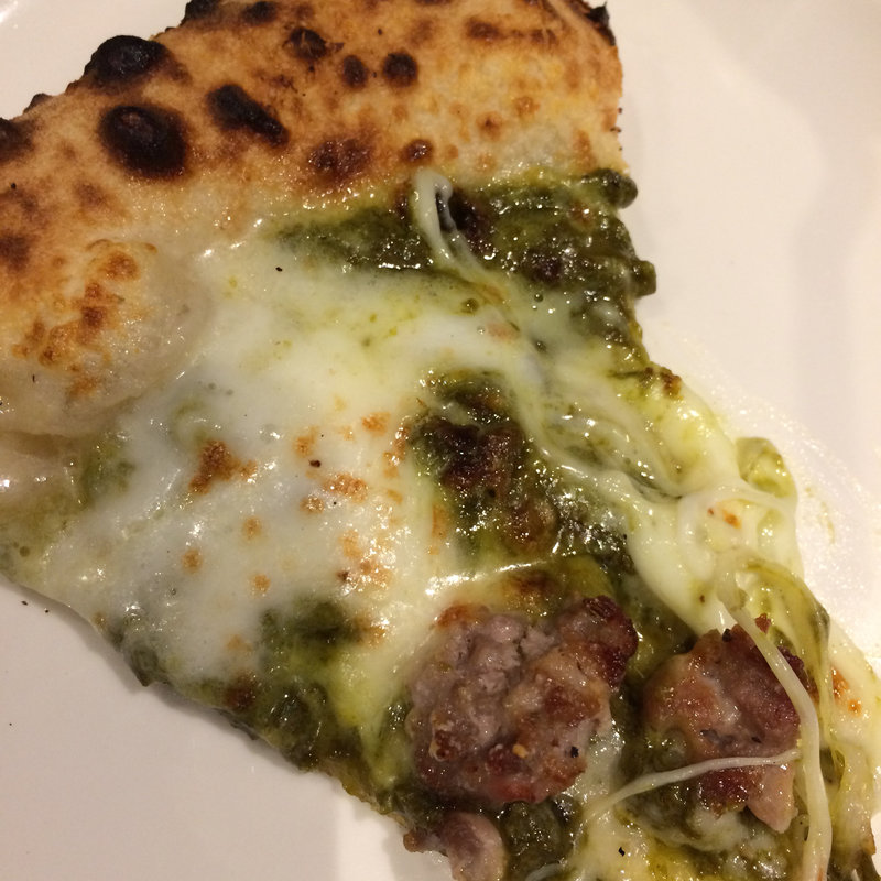 ソーセージとピスタチオとモッツァレラチーズのピザ(LEGAME)