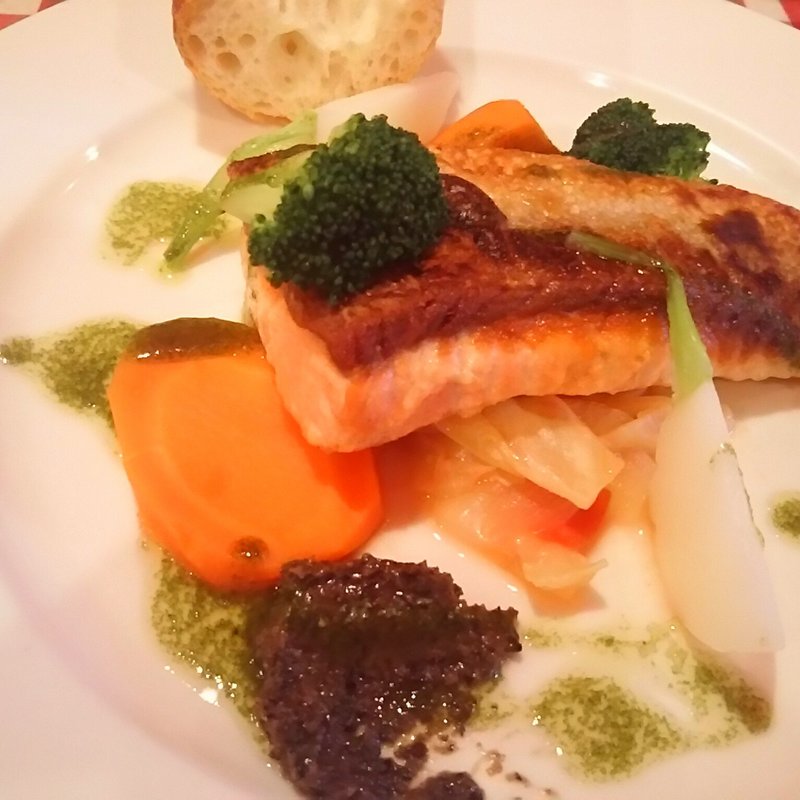 サーモンのポワレ　バジルとタップナード(ビストロ フォンテーヌ （Bistro Fontaine）)