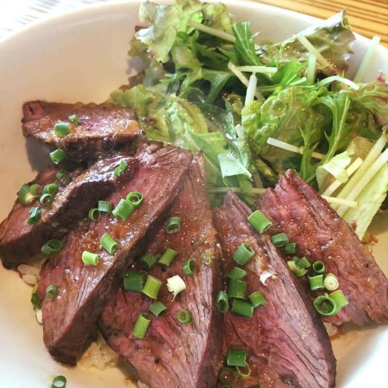 牛ハラミステーキ丼(VaVa Resort Bar)