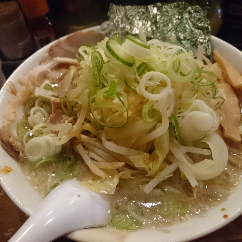 特選しょうゆ （ 細麺 ） + トッピング野菜盛(本八幡らーめん 輝宗)