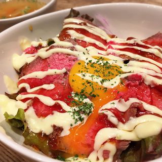 黒毛和牛ローストビーフ丼(マスターズカフェ/薬院)