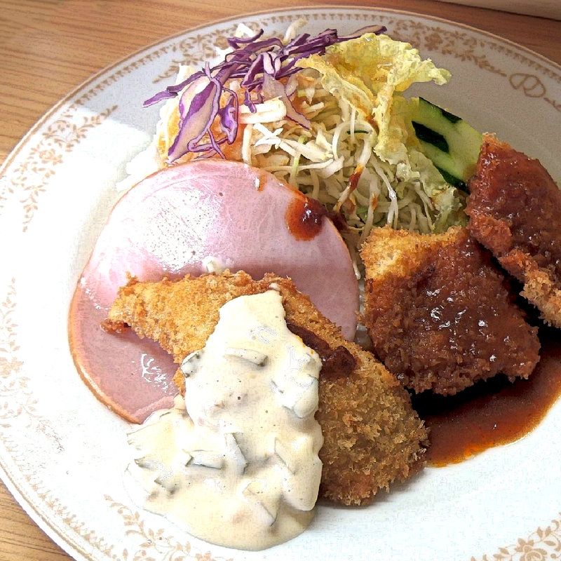 白身魚とイカフライ ロースハム添え（サービスランチ）(洋食の店 花櫚 （カリン）)