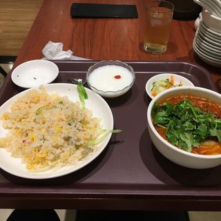 麻辣刀削麺+蟹肉焼飯(唐朝刀削麺 浜松町店 )
