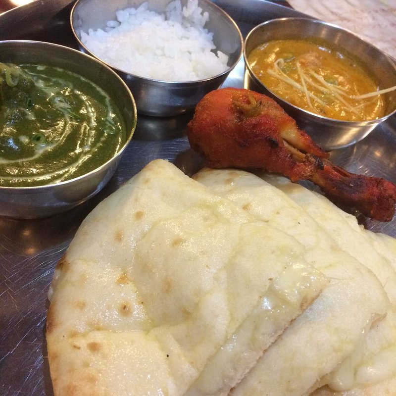 バターチキンカレー+ホウレンソウとシーフードのカレー+チーズナン(ディプジョティ都立大学店)