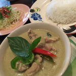 鶏肉と茄子のグリーンカレー(路地裏のタイ料理とお酒 バナナ食堂 立川店)