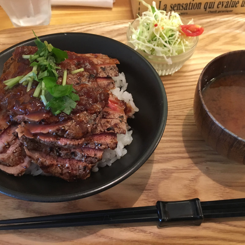 ステーキ丼(肉大盛り)(にくきゅう )