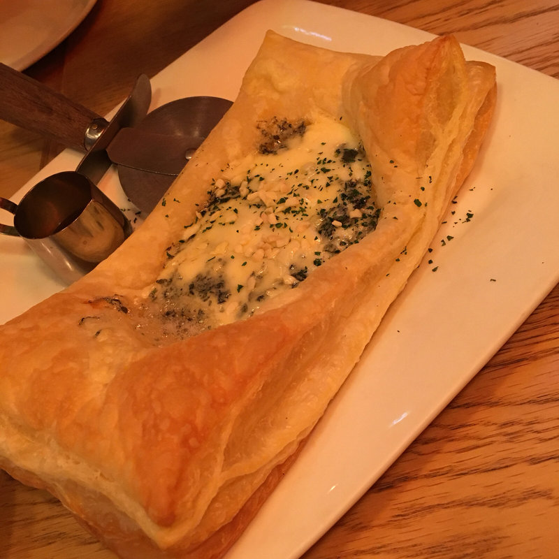 ブルーチーズとナッツの香ばしPizza(えびカニ喰酒iKURA)