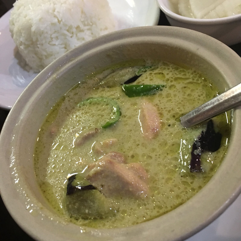 鶏肉のグリーンカレー(タイ料理レストラン バーンチャーン)
