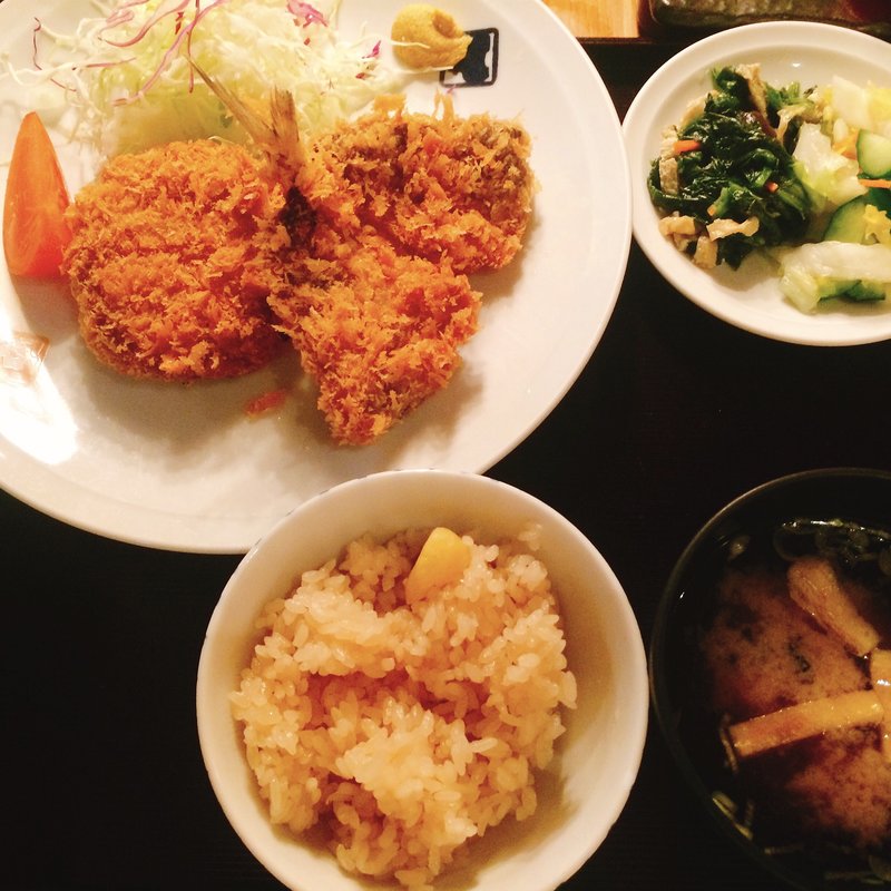 メンチカツとアジフライ定食(大かまど飯 寅福 青山本店)