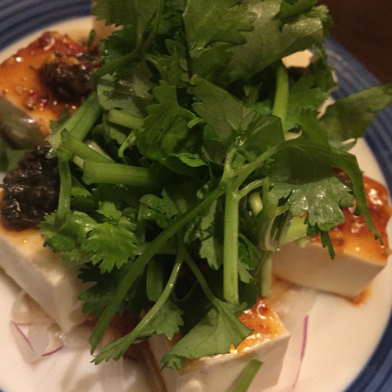 パクチーやっこ(鶏と玉子のオオモリヤ)