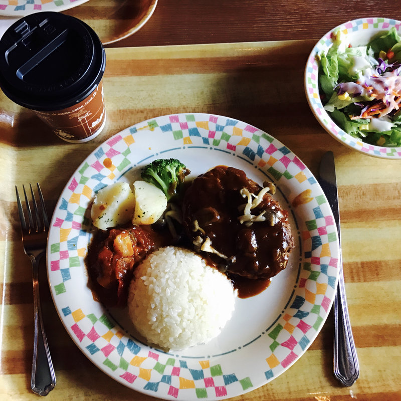 ハンバーグステーキ、バターライス添え(S.S.コロンビア・ダイニングルーム)