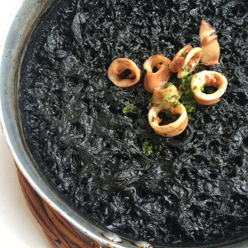 イカ墨パエリア(Les Quinze Nits)