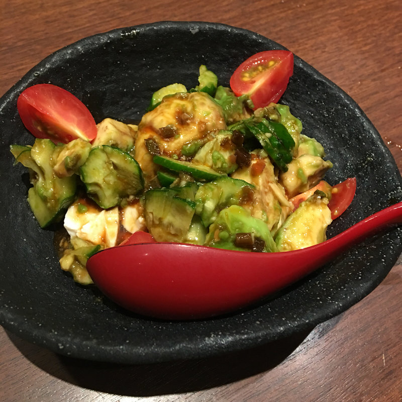 豆腐とアボカドのわさび醤油和え(炭火焼鳥鶏屋だもん 池田店)