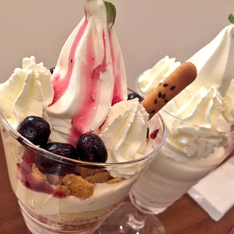 ブルーベリーとチーズムースのパフェ(ミルク＆パフェよつ葉ホワイトコージ)