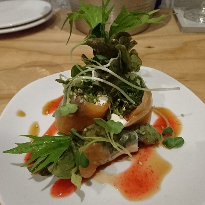 スモークサーモンとクリームチーズの生春巻(ちびてつ)