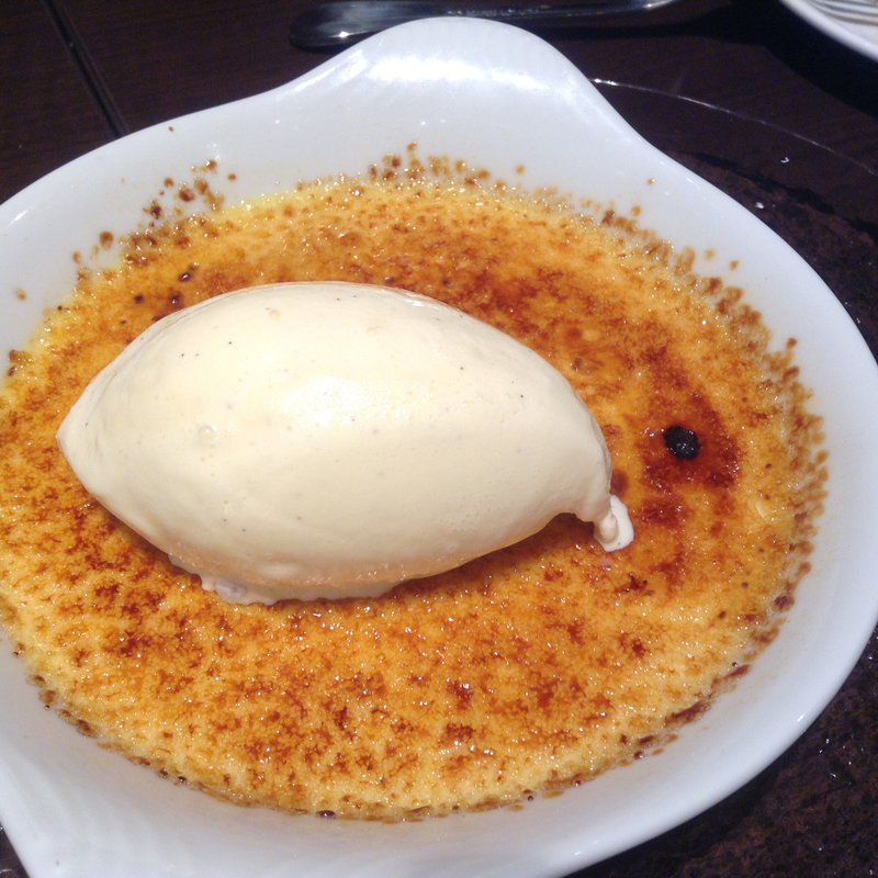 たっぷりバニラビーンズのクレームブリュレ バニラアイス添え(俺のフレンチ 梅田 )