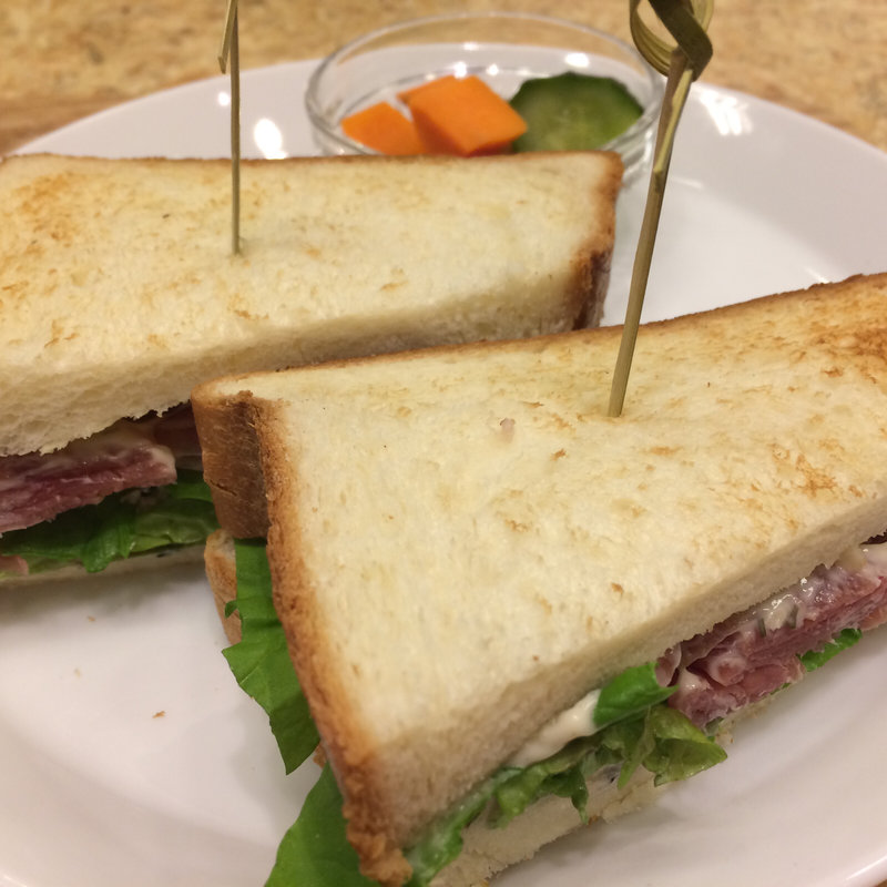 プロシュートとルッコラのゴマクリームサンド(カフェ レクセル 東京国際フォーラム店)