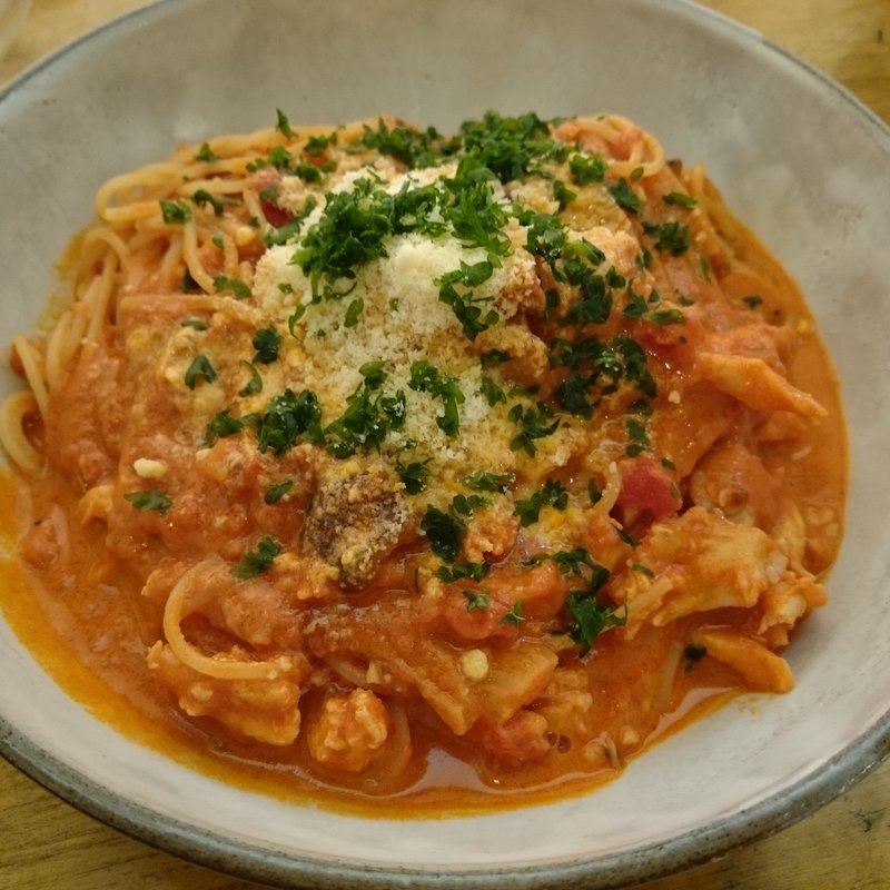 鶏むね肉ときのこのトマトクリームパスタ(ape cafe)