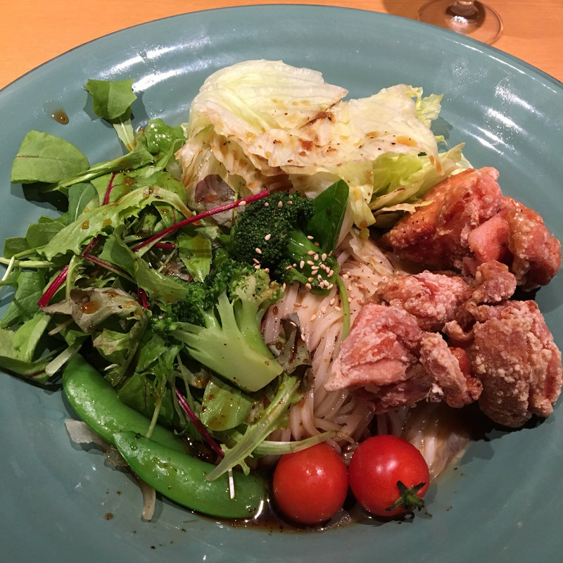 鶏竜田揚げと葉野菜  サラダのおうどん(麺匠の心つくし つるとんたん 六本木店)