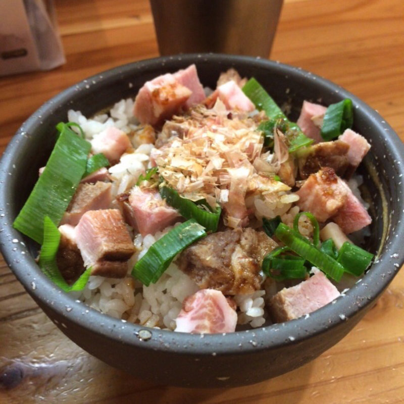 大人のチャーシュー丼(極麺 青二犀 （ゴクメン アオニサイ）)