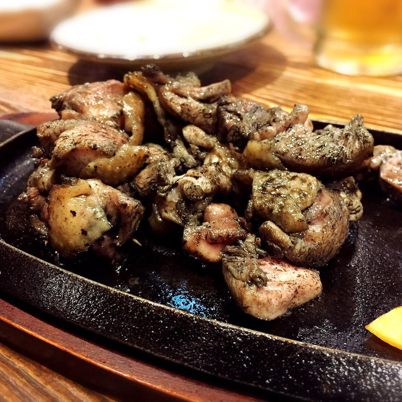 炭の香りが食欲を誘う塚田の名物『黒さつま鶏炭火焼　黒焼』　お二人様【中】(鹿児島県霧島市 塚田農場 中目黒店)