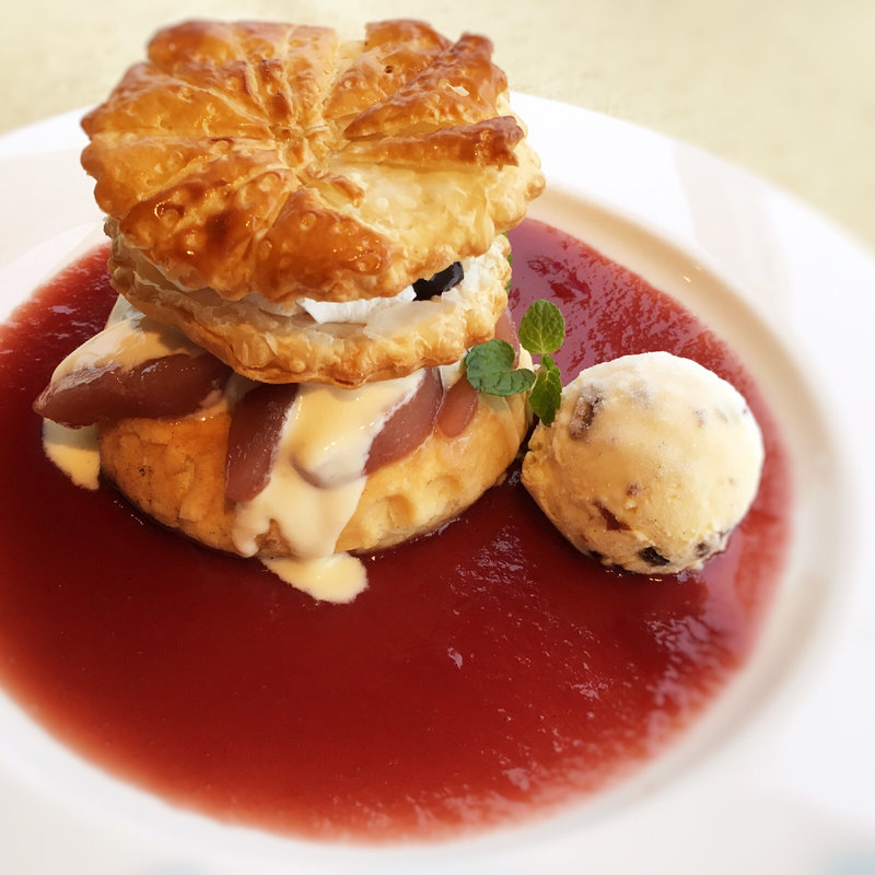 洋梨のパンケーキ ラムレーズンアイス添え(福岡サンパレスホテル&ホール 展望レストラン ラピュタ)