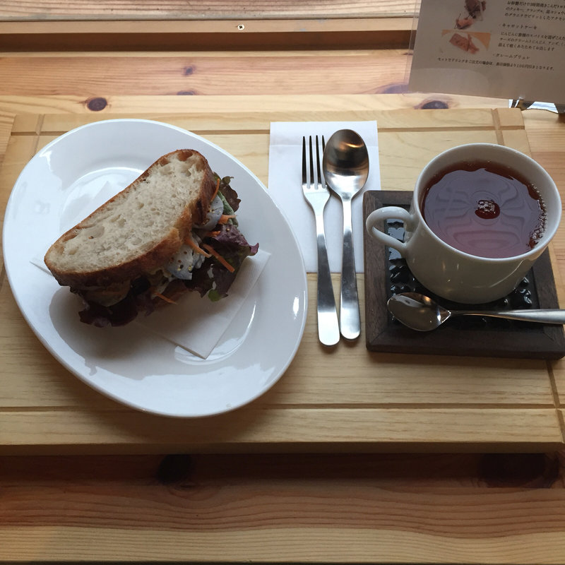 レンコン、自家製ローストチキン、粒マスタードを挟んだサンドイッチ(アップルの発音 )