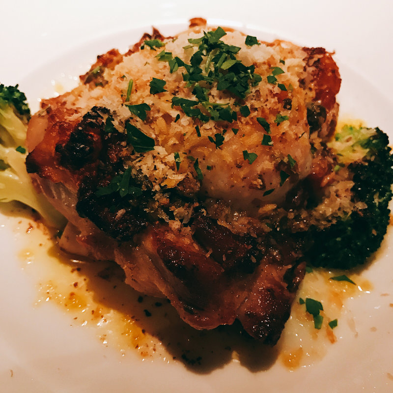 鶏もも肉のソテー焦がしバターソースと温泉卵(シクスバイオリエンタルホテル)