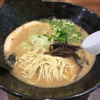 とんこつラーメン 【まる】(博多ラーメン とんこつ家 （とんこつや）)